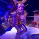 Alinne Rosa Instagram - pensando pensamentos… entramos no circuito com um apagão, os corpos elétricos do #blocoovale energizaram tudo 🔋 e foi choque na avenida!!! ⚡️ que carnaval!!! eu tava, vcs tavam… ❤️ e só quem viveu sabe… #alinnerosa #carnavaldesalvador #caranval2024 #tbt