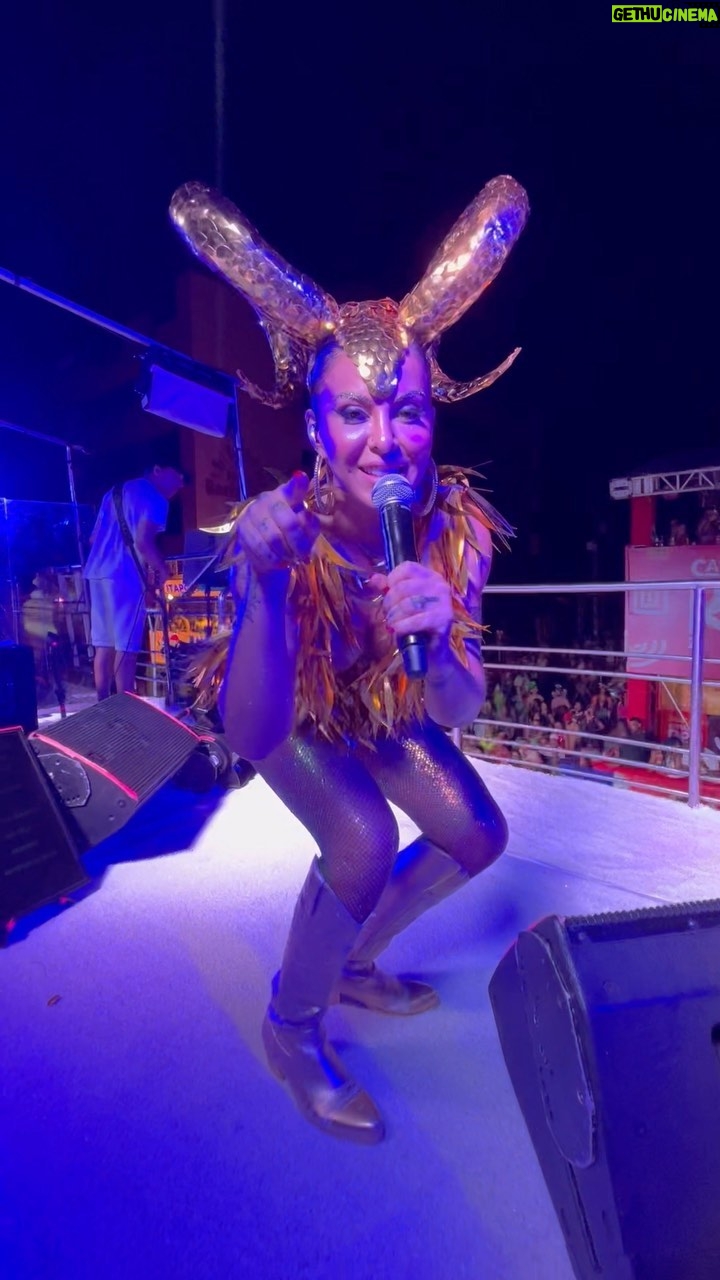 Alinne Rosa Instagram - pensando pensamentos… entramos no circuito com um apagão, os corpos elétricos do #blocoovale energizaram tudo 🔋 e foi choque na avenida!!! ⚡️ que carnaval!!! eu tava, vcs tavam… ❤️ e só quem viveu sabe… #alinnerosa #carnavaldesalvador #caranval2024 #tbt