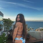 Alinne Rosa Instagram - Dia de festa no mar 🙌🏼 vem pra cá! 💙🤍 #2defevereiro #yemanja