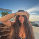 Alinne Rosa Instagram - Dia de festa no mar 🙌🏼 vem pra cá! 💙🤍 #2defevereiro #yemanja