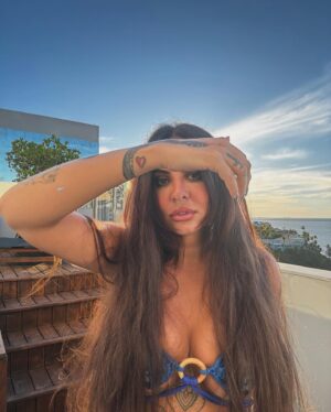 Alinne Rosa Instagram - Dia de festa no mar 🙌🏼 vem pra cá! 💙🤍 #2defevereiro #yemanja