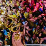 Alinne Rosa Instagram – Que carnaval! Meu vale, quero começar esse #tbt “de ontem” agradecendo a cada um de vcs! Quando escrevi “que sorte essa nossa, felicidade na rua, Ce não larga minha mão e eu não largo da sua” sabia que não era da boca pra fora. 

Sofremos com os transtornos do sábado de carnaval, que culminaram no atraso do nosso bloco, prejudicando o desfile como um todo… Mas vcs estavam ali!!! E nós enfrentamos um apagão na avenida juntos (coisa que eu nunca vi em 20 anos)! A luz voltou com o Vale passando no Barra-Ondina e aquela cena de vcs pulando, comemorando, eu nunca vou esquecer! 

Nosso desfile foi prejudicado por questões que não dependiam de mim, da minha equipe e muito menos de vcs. Por isso eu agradeço mil vezes a quem não soltou a mão da ariana aqui. 

Minha #PipocaRosa também foi massa! Quanta chuva no domingo, quantos rostinhos conhecidos nesses 20 anos coladinhos no trio… vi beijos, abraços, beijos de novo (que vcs são danadinhos) e tudo fez sentido. Do nosso jeito… da nossa forma, nós estamos ligados. 

Agradeço a minha equipe e meus parceiros que fizeram esforços, em todas as áreas, para que tudo saísse da melhor forma.

Sem todos vocês eu não sou ninguém! Muito obrigada! E quem sabe eu não faço uma comemoração da maioridade da carreira? 21 anos é logo ali! Tem minha cara, né? Vou ver e qualquer coisa eu falo rsrsrs amo vcs!

#alinnerosa #carnavalalinnerosa #carnaval2024 #carnavaldesalvador #blocoovale