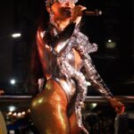 Alinne Rosa Instagram – Que carnaval! Meu vale, quero começar esse #tbt “de ontem” agradecendo a cada um de vcs! Quando escrevi “que sorte essa nossa, felicidade na rua, Ce não larga minha mão e eu não largo da sua” sabia que não era da boca pra fora. 

Sofremos com os transtornos do sábado de carnaval, que culminaram no atraso do nosso bloco, prejudicando o desfile como um todo… Mas vcs estavam ali!!! E nós enfrentamos um apagão na avenida juntos (coisa que eu nunca vi em 20 anos)! A luz voltou com o Vale passando no Barra-Ondina e aquela cena de vcs pulando, comemorando, eu nunca vou esquecer! 

Nosso desfile foi prejudicado por questões que não dependiam de mim, da minha equipe e muito menos de vcs. Por isso eu agradeço mil vezes a quem não soltou a mão da ariana aqui. 

Minha #PipocaRosa também foi massa! Quanta chuva no domingo, quantos rostinhos conhecidos nesses 20 anos coladinhos no trio… vi beijos, abraços, beijos de novo (que vcs são danadinhos) e tudo fez sentido. Do nosso jeito… da nossa forma, nós estamos ligados. 

Agradeço a minha equipe e meus parceiros que fizeram esforços, em todas as áreas, para que tudo saísse da melhor forma.

Sem todos vocês eu não sou ninguém! Muito obrigada! E quem sabe eu não faço uma comemoração da maioridade da carreira? 21 anos é logo ali! Tem minha cara, né? Vou ver e qualquer coisa eu falo rsrsrs amo vcs!

#alinnerosa #carnavalalinnerosa #carnaval2024 #carnavaldesalvador #blocoovale