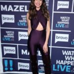 Alison Brie Instagram - You’re turning violet, Violet! Possibly my fav look of the tour?? 💜🍆🍇 #SomebodyIUsedToKnow is NOW STREAMING on @primevideo #mazel #wwhl