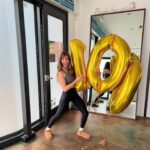 Alison Brie Instagram - Celebrated 100 classes @formapilatesla with surprise balloons!! (and a killer ab and glute series🥵😛) Thanks for the time under tension, gals!
