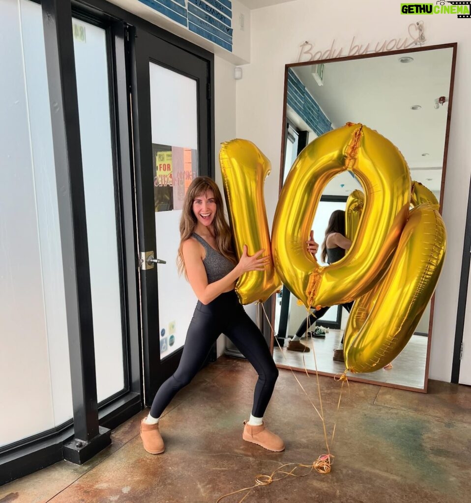 Alison Brie Instagram - Celebrated 100 classes @formapilatesla with surprise balloons!! (and a killer ab and glute series🥵😛) Thanks for the time under tension, gals!