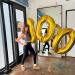 Alison Brie Instagram - Celebrated 100 classes @formapilatesla with surprise balloons!! (and a killer ab and glute series🥵😛) Thanks for the time under tension, gals!