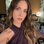 Alison Brie Instagram - You’re turning violet, Violet! Possibly my fav look of the tour?? 💜🍆🍇 #SomebodyIUsedToKnow is NOW STREAMING on @primevideo #mazel #wwhl