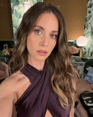 Alison Brie Instagram - You’re turning violet, Violet! Possibly my fav look of the tour?? 💜🍆🍇 #SomebodyIUsedToKnow is NOW STREAMING on @primevideo #mazel #wwhl