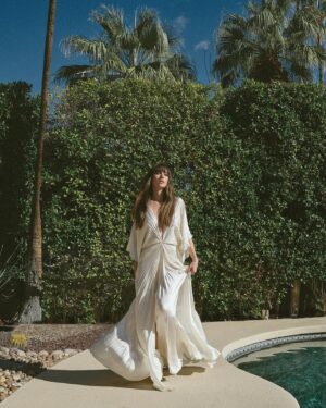 Alison Brie Instagram - PALM SPRINGS LIFE 🩵 MARCH 2024

March issue of @palmspringslifemagazine 
Photographer @dennisleupold 
Creative director @annakula
Editor-in-chief @cactusandfog
Stylist @erinwalshstyle
Styling assist @carlynrosario
Hair @tedgibson
Makeup @robrumseymua
Writer @lanikaps
Video @chad.vh
BTS @mayamjimenez
Location @naturalretreats