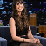 Alison Brie Instagram - @alisonbrie is in the building to talk her new @peacock series Apples Never Fall! #FallonTonight 📷 @toddowyoung