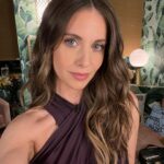 Alison Brie Instagram - You’re turning violet, Violet! Possibly my fav look of the tour?? 💜🍆🍇 #SomebodyIUsedToKnow is NOW STREAMING on @primevideo #mazel #wwhl