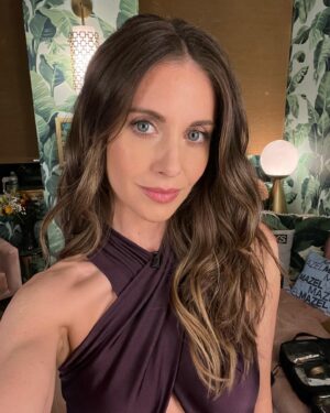 Alison Brie Instagram - You’re turning violet, Violet! Possibly my fav look of the tour?? 💜🍆🍇 #SomebodyIUsedToKnow is NOW STREAMING on @primevideo #mazel #wwhl