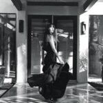 Alison Brie Instagram - PALM SPRINGS LIFE 🩵 MARCH 2024 March issue of @palmspringslifemagazine Photographer @dennisleupold Creative director @annakula Editor-in-chief @cactusandfog Stylist @erinwalshstyle Styling assist @carlynrosario Hair @tedgibson Makeup @robrumseymua Writer @lanikaps Video @chad.vh BTS @mayamjimenez Location @naturalretreats