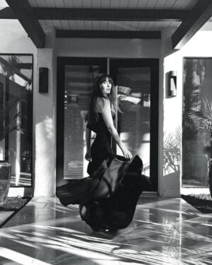 Alison Brie Instagram - PALM SPRINGS LIFE 🩵 MARCH 2024

March issue of @palmspringslifemagazine 
Photographer @dennisleupold 
Creative director @annakula
Editor-in-chief @cactusandfog
Stylist @erinwalshstyle
Styling assist @carlynrosario
Hair @tedgibson
Makeup @robrumseymua
Writer @lanikaps
Video @chad.vh
BTS @mayamjimenez
Location @naturalretreats