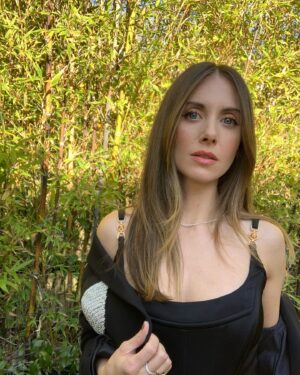 Alison Brie Instagram - Feelin that @jenniferhudsonshow /‘Somebody’ launch day energyyyyy 🪩🖤 #SomebodyIUsedToKnow is NOW STREAMING on @primevideo !!!!