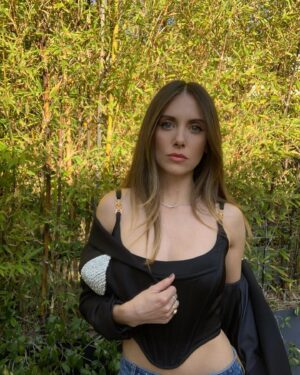 Alison Brie Instagram - Feelin that @jenniferhudsonshow /‘Somebody’ launch day energyyyyy 🪩🖤 #SomebodyIUsedToKnow is NOW STREAMING on @primevideo !!!!