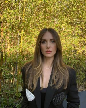 Alison Brie Instagram - Feelin that @jenniferhudsonshow /‘Somebody’ launch day energyyyyy 🪩🖤 #SomebodyIUsedToKnow is NOW STREAMING on @primevideo !!!!