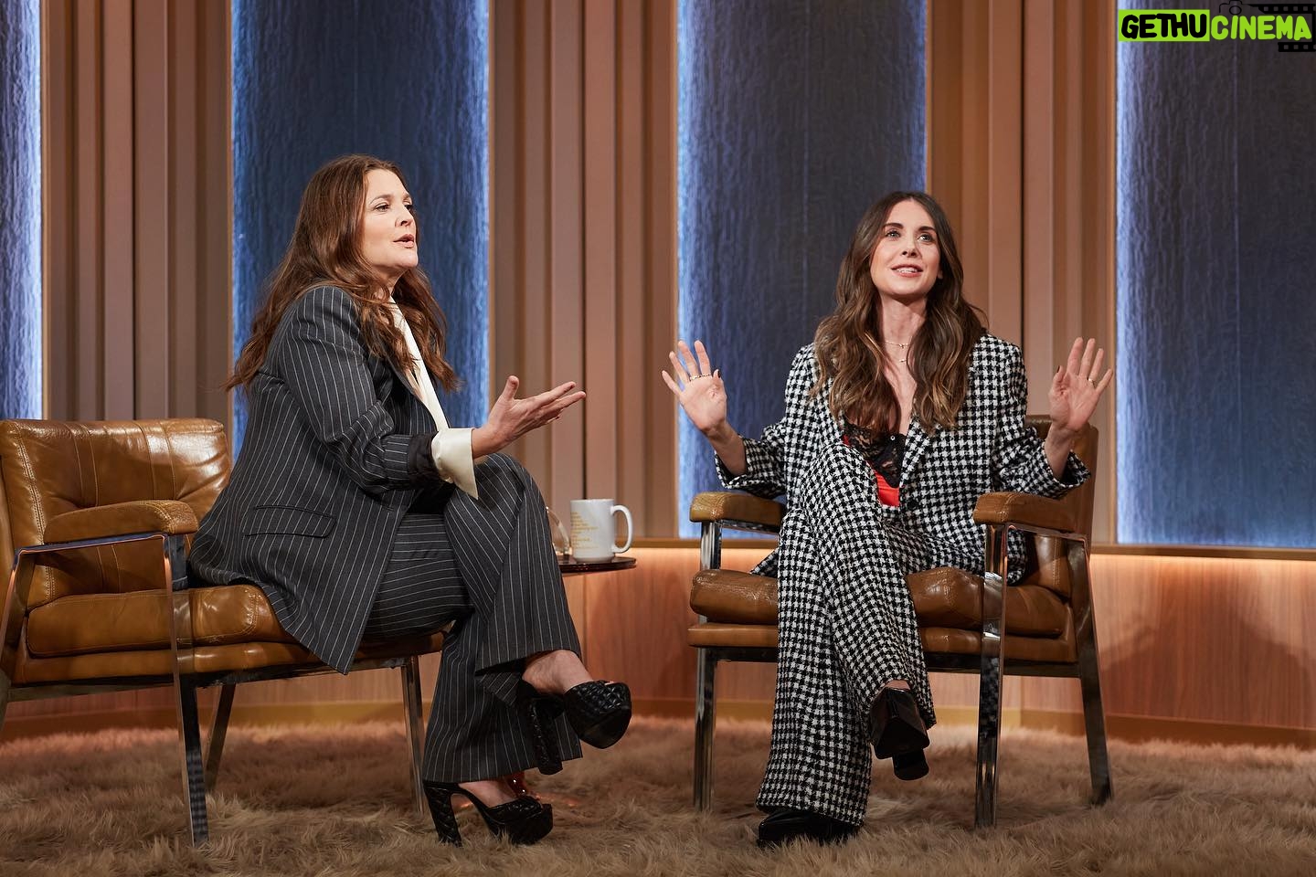 Alison Brie Instagram - Lots of love (and elegant suiting) on @thedrewbarrymoreshow today!! ❤️🔥 #somebodyiusedtoknow