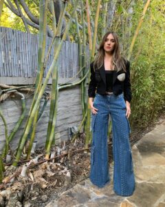 Alison Brie Instagram - Feelin that @jenniferhudsonshow /‘Somebody’ launch day energyyyyy 🪩🖤 #SomebodyIUsedToKnow is NOW STREAMING on @primevideo !!!!