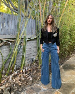 Alison Brie Instagram - Feelin that @jenniferhudsonshow /‘Somebody’ launch day energyyyyy 🪩🖤 #SomebodyIUsedToKnow is NOW STREAMING on @primevideo !!!!