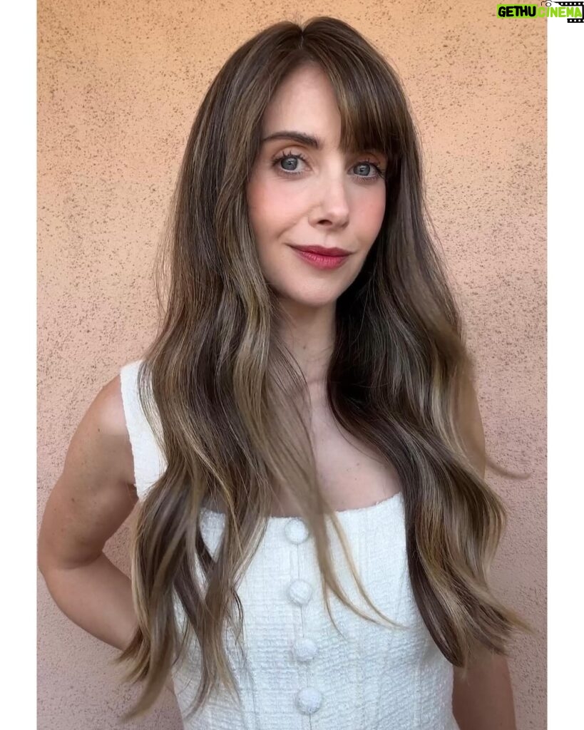 Alison Brie Instagram - The Talk glam 🍎💕 #applesneverfall #thetalk @thetalkcbs Hair by @clarissanya Makeup by @mollygreenwald Styling by @erinwalshstyle