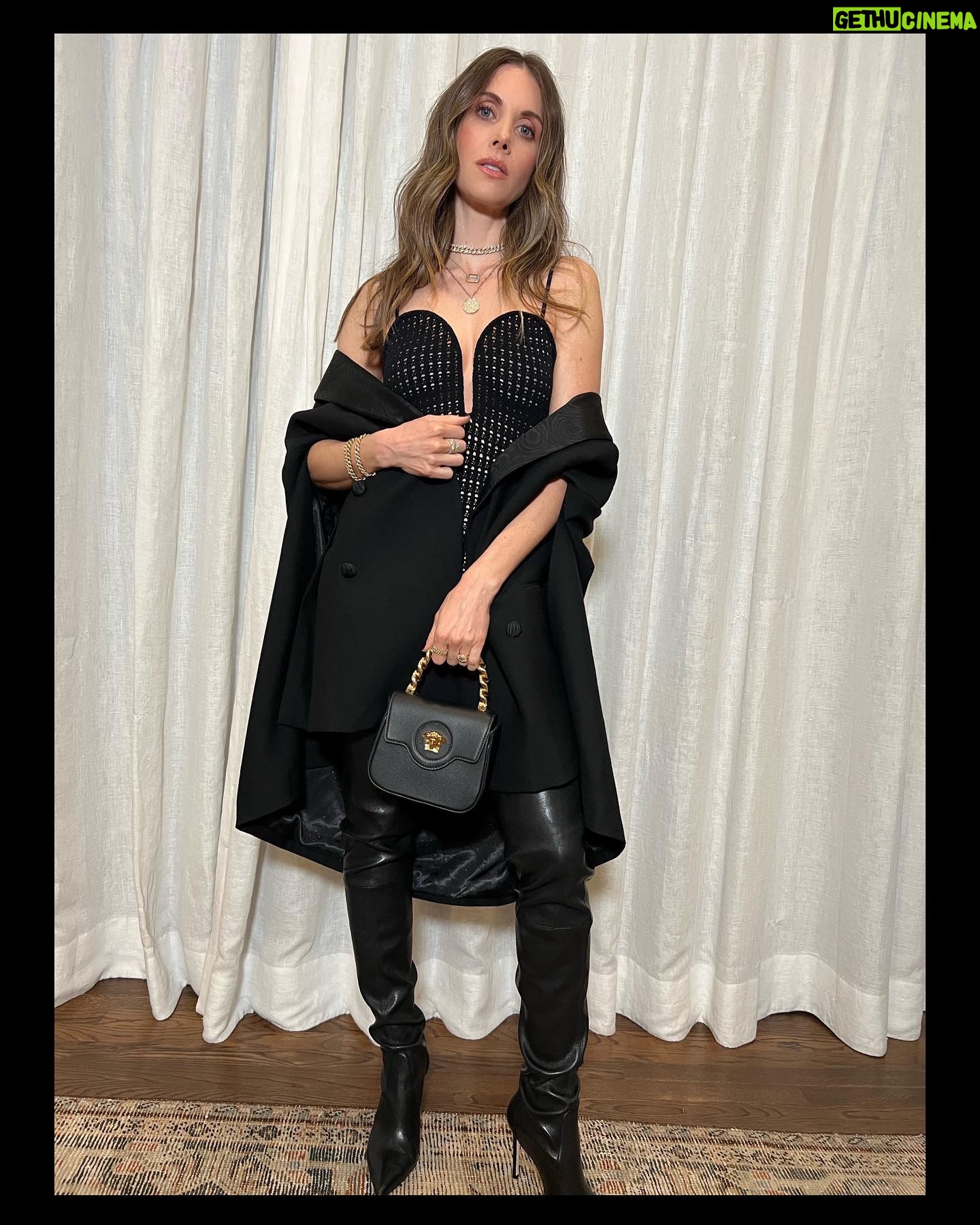 Alison Brie Instagram - You don’t understand…this is an Alaïa 🖤 #Wmag #somebodyiusedtoknow