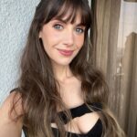 Alison Brie Instagram - happy girl doing Apples press #applesneverfall on @peacock march 14 🖤