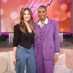 Alison Brie Instagram - Talking all things #SomebodyIUsedToKnow on @jenniferhudsonshow today! Subjects include nudity, cats, and dirty dancing 💕