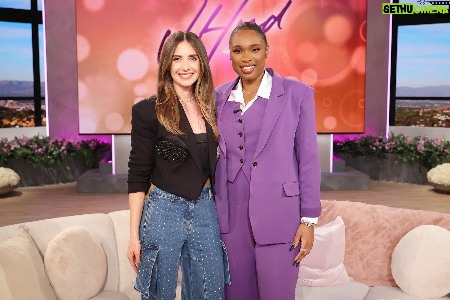 Alison Brie Instagram - Talking all things #SomebodyIUsedToKnow on @jenniferhudsonshow today! Subjects include nudity, cats, and dirty dancing 💕