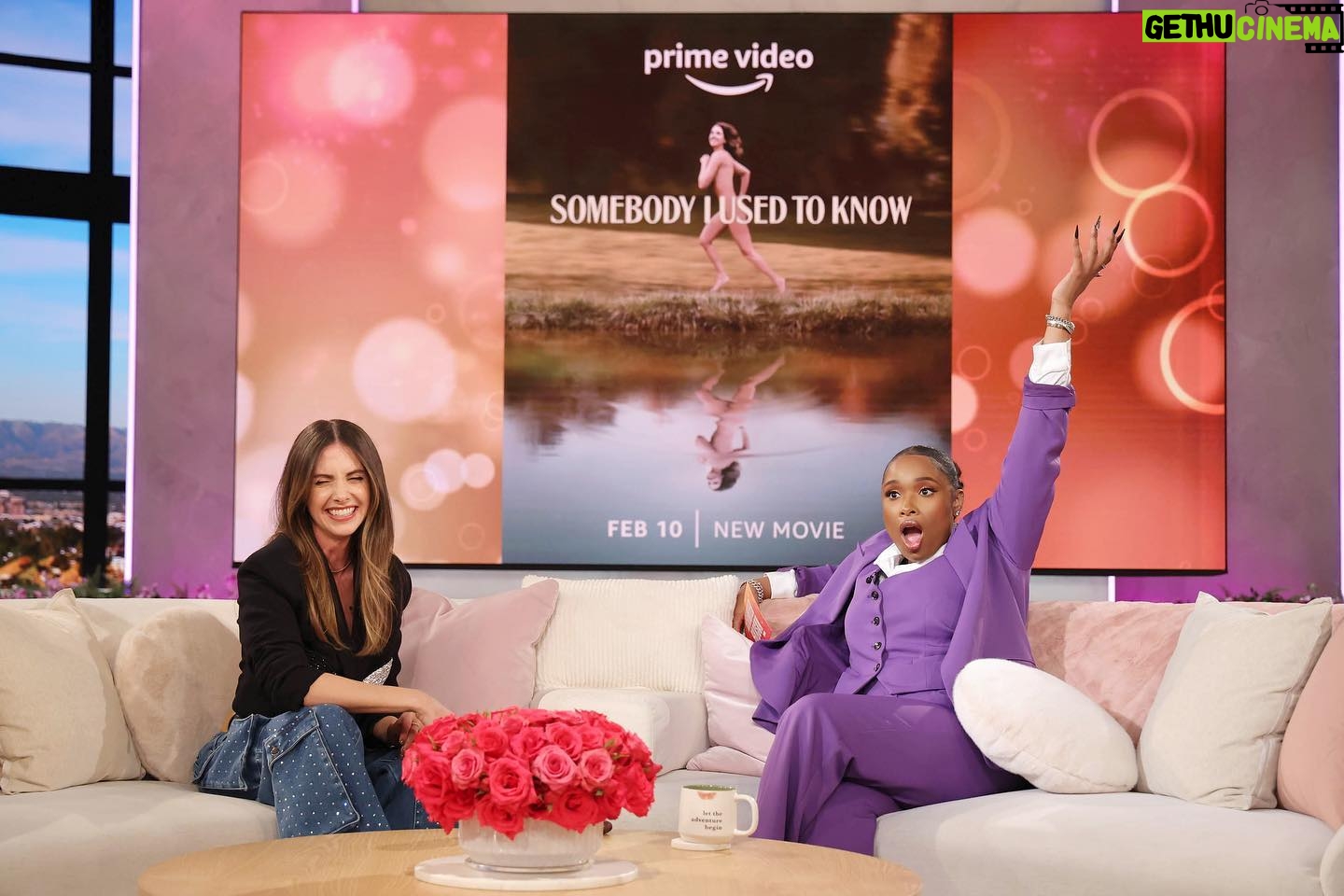 Alison Brie Instagram - Talking all things #SomebodyIUsedToKnow on @jenniferhudsonshow today! Subjects include nudity, cats, and dirty dancing 💕