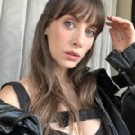 Alison Brie Instagram - happy girl doing Apples press #applesneverfall on @peacock march 14 🖤
