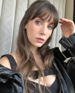 Alison Brie Instagram - happy girl doing Apples press #applesneverfall on @peacock march 14 🖤