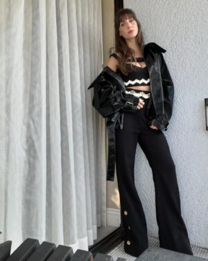 Alison Brie Instagram - happy girl doing Apples press #applesneverfall on @peacock march 14 🖤