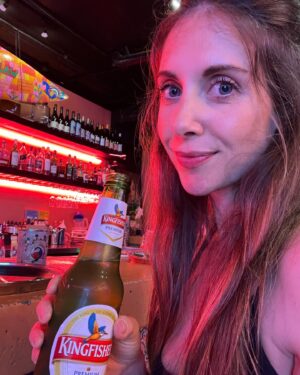 Alison Brie Instagram - Cheeky coldie 💗