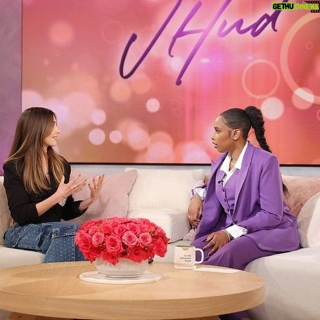 Alison Brie Instagram - Talking all things #SomebodyIUsedToKnow on @jenniferhudsonshow today! Subjects include nudity, cats, and dirty dancing 💕