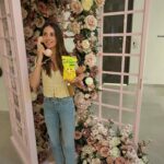 Alison Brie Instagram - Hello? …florals? …for spring? Groundbreaking. 🌸🍋🌸
