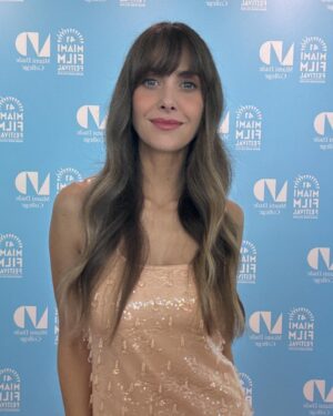 Alison Brie Instagram - What an honor and pleasure it was to attend @miamifilm to screen #ApplesNeverFall and receive the Art of Light Award!! Thank you @miamifilm and @mdcollege for a wonderfully vibrant weekend and event! 🌴💕