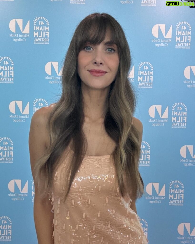 Alison Brie Instagram - What an honor and pleasure it was to attend @miamifilm to screen #ApplesNeverFall and receive the Art of Light Award!! Thank you @miamifilm and @mdcollege for a wonderfully vibrant weekend and event! 🌴💕