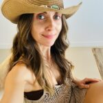 Alison Brie Instagram - The Gold Coast got me! Don’t worry, this hat didn’t make it home with me…but the memory of it will haunt my Aussie selfies forever 🍎💕 #applesneverfall