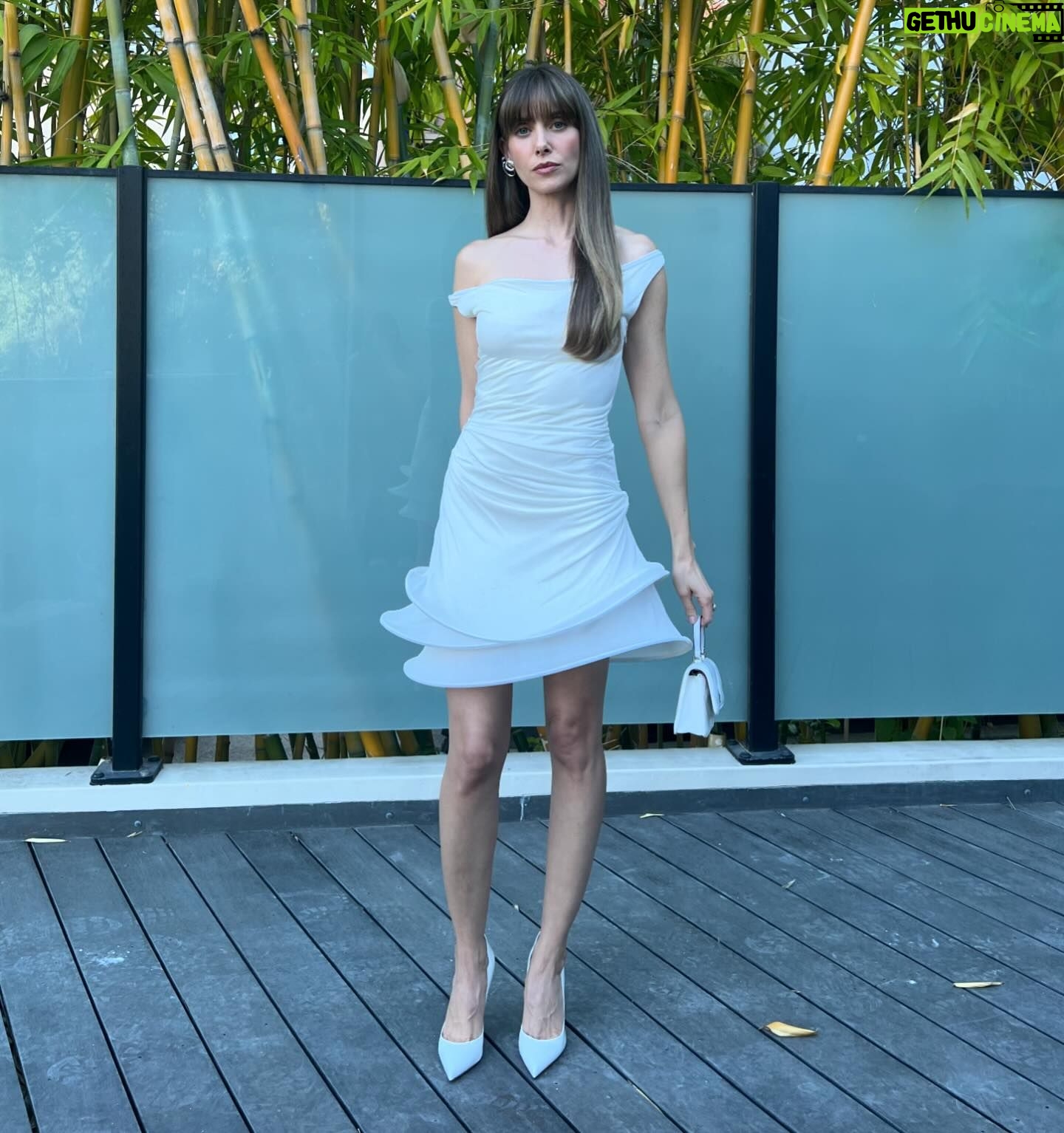 Alison Brie Instagram - All white @toryburch for the Fashion Trust U.S. Gala 🤍🕊️
