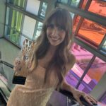 Alison Brie Instagram - What an honor and pleasure it was to attend @miamifilm to screen #ApplesNeverFall and receive the Art of Light Award!! Thank you @miamifilm and @mdcollege for a wonderfully vibrant weekend and event! 🌴💕