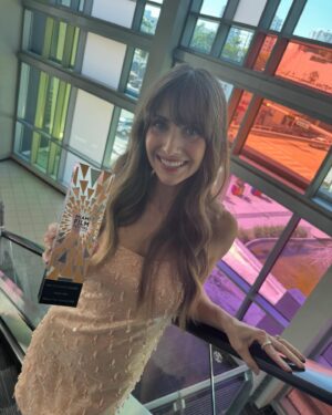 Alison Brie Instagram - What an honor and pleasure it was to attend @miamifilm to screen #ApplesNeverFall and receive the Art of Light Award!! Thank you @miamifilm and @mdcollege for a wonderfully vibrant weekend and event! 🌴💕