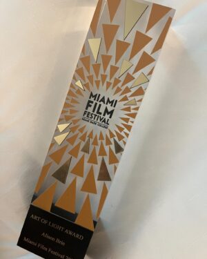 Alison Brie Instagram - What an honor and pleasure it was to attend @miamifilm to screen #ApplesNeverFall and receive the Art of Light Award!! Thank you @miamifilm and @mdcollege for a wonderfully vibrant weekend and event! 🌴💕