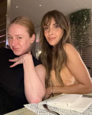 Alison Brie Instagram - What an honor and pleasure it was to attend @miamifilm to screen #ApplesNeverFall and receive the Art of Light Award!! Thank you @miamifilm and @mdcollege for a wonderfully vibrant weekend and event! 🌴💕