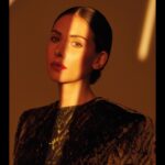 Alison Brie Instagram - Love this shoot for @lofficielliechtenstein 💜🖤 #somebodyiusedtoknow