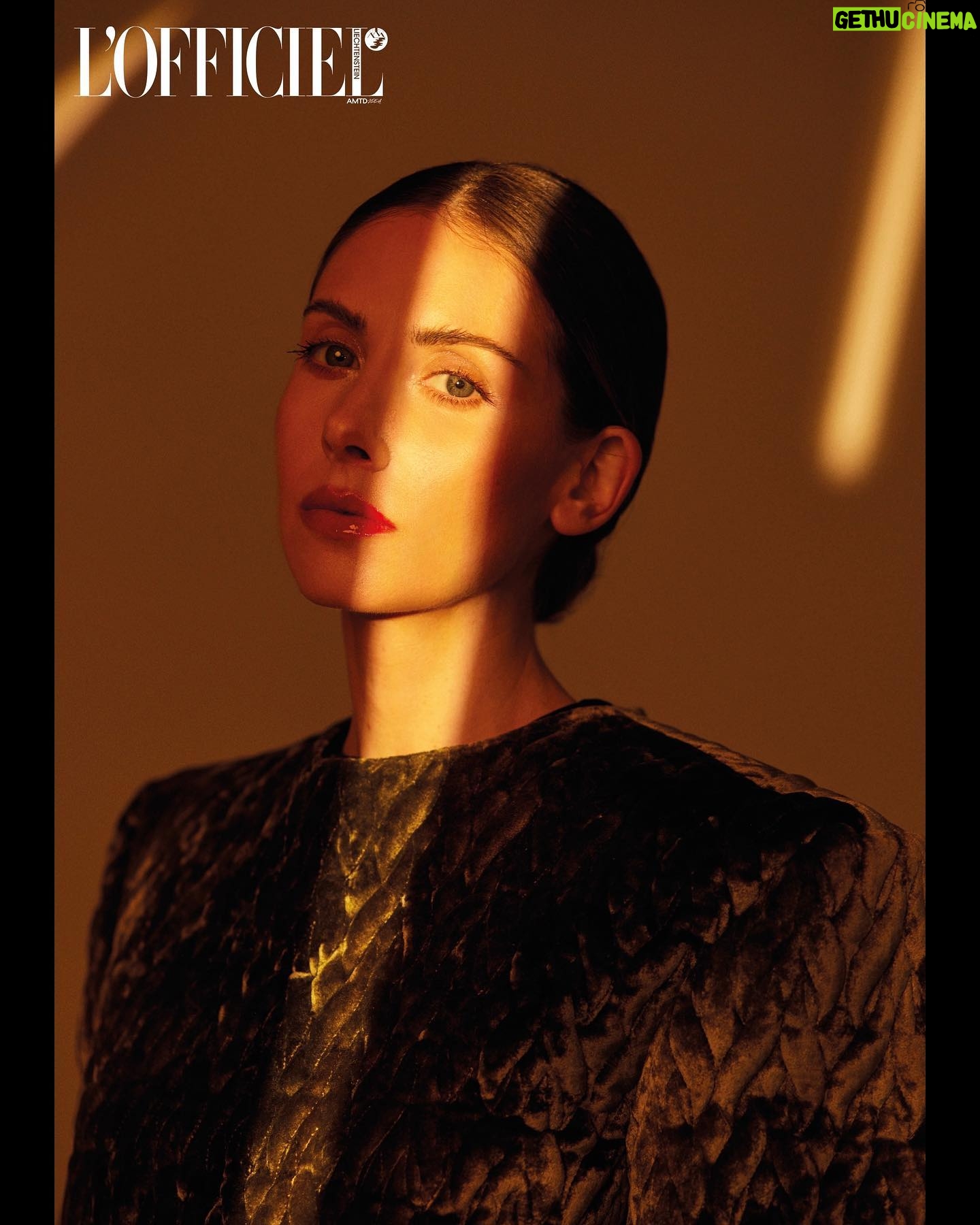Alison Brie Instagram - Love this shoot for @lofficielliechtenstein 💜🖤 #somebodyiusedtoknow
