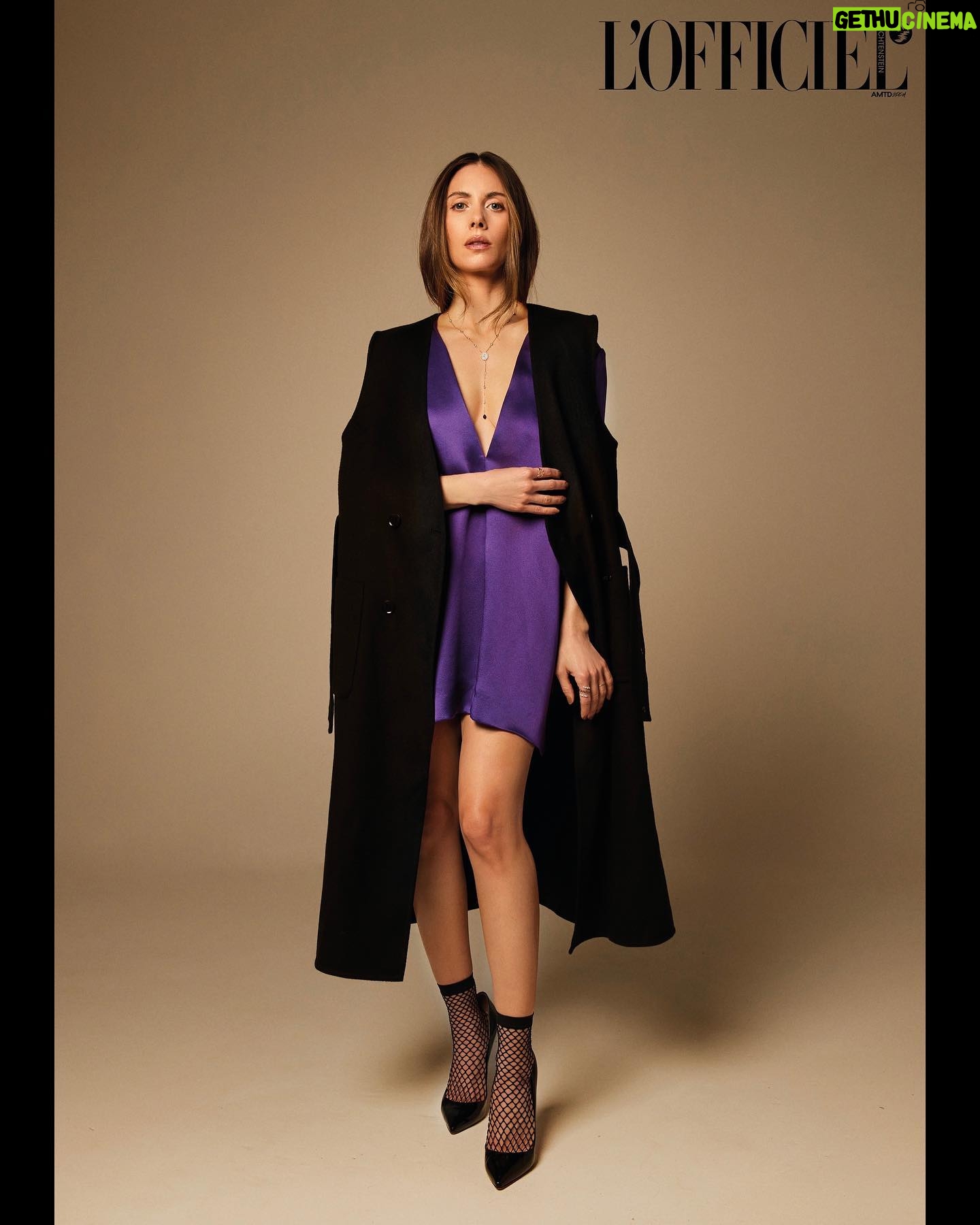 Alison Brie Instagram - Love this shoot for @lofficielliechtenstein 💜🖤 #somebodyiusedtoknow