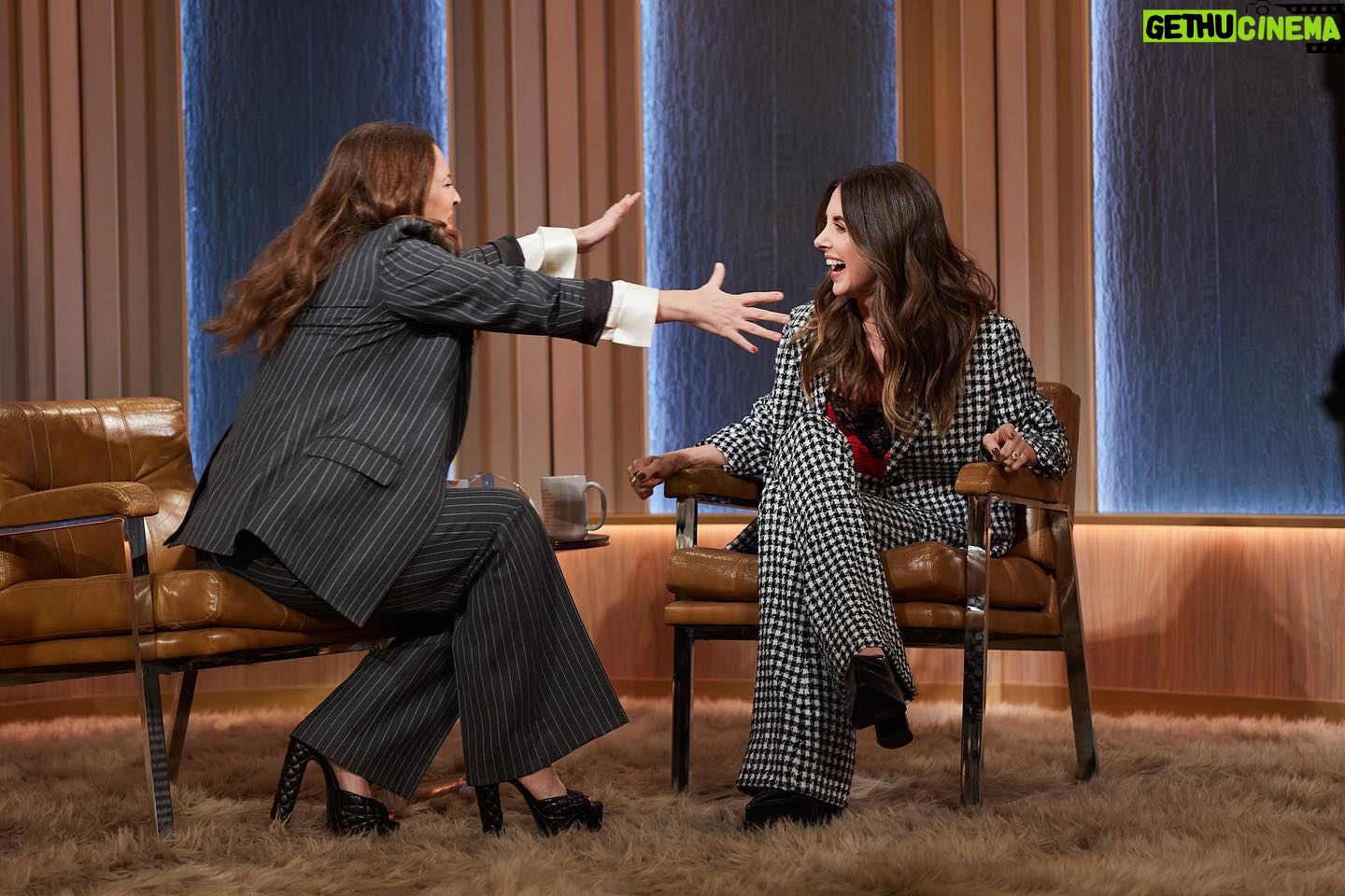 Alison Brie Instagram - Lots of love (and elegant suiting) on @thedrewbarrymoreshow today!! ❤️🔥 #somebodyiusedtoknow