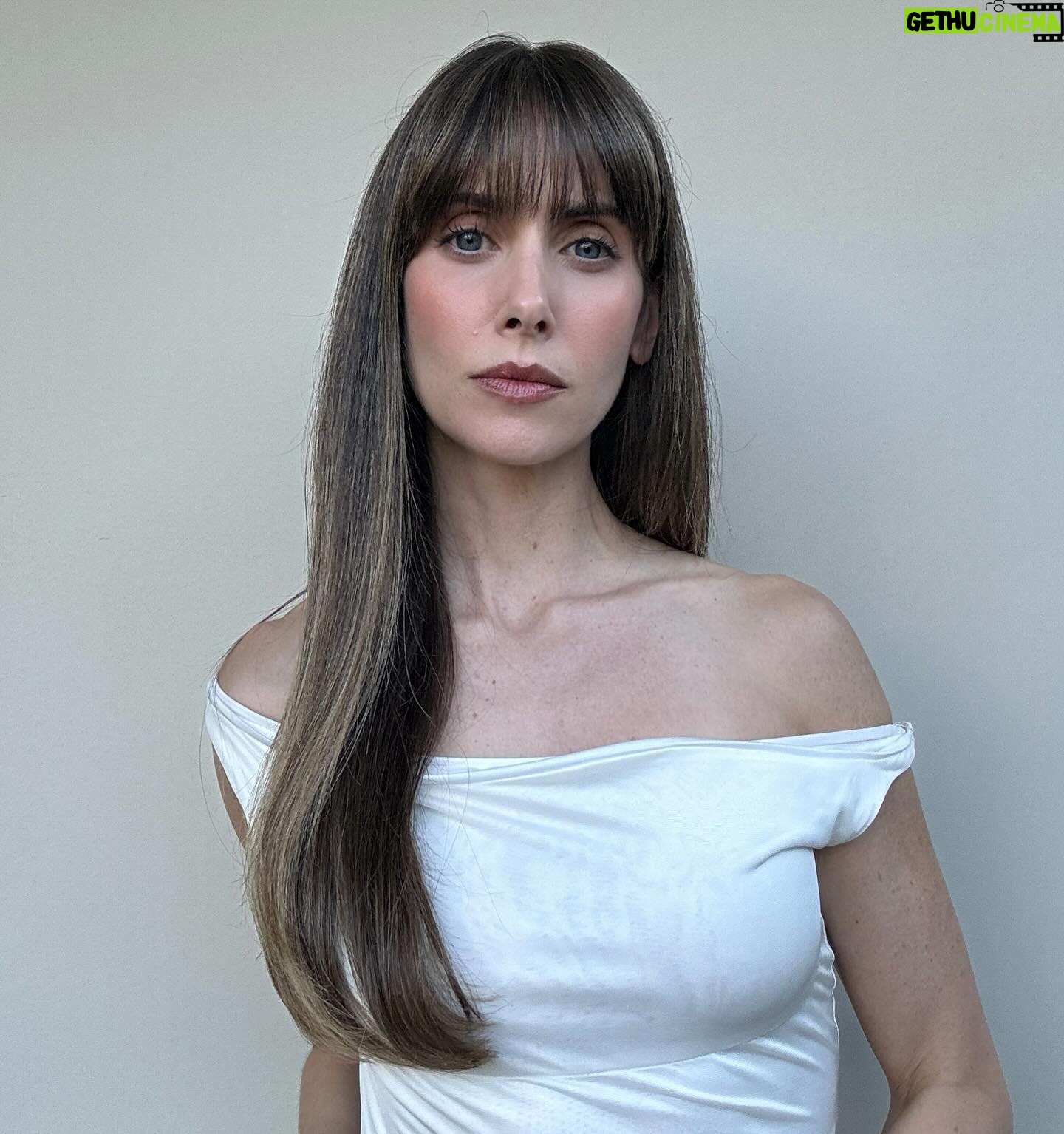 Alison Brie Instagram - All white @toryburch for the Fashion Trust U.S. Gala 🤍🕊️